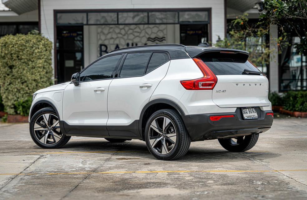 Volvo XC40 T5 Recharge R-Design 2022 สีขาว รูปย่อยที่ 4