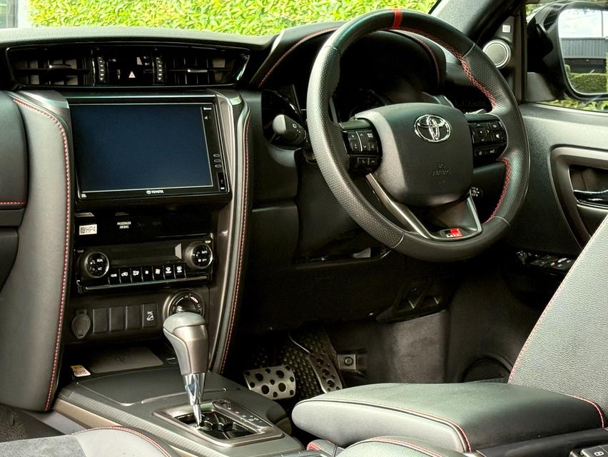 2023 TOYOTA FORTUNER 2.8 GR SPORT 4WD รถมือเดียวออกป้ายแดง รถวิ่งน้อย ประวัติศูนย์ครบ รถไม่เคยมีอุบัติเหตุครับ รูปที่ 12