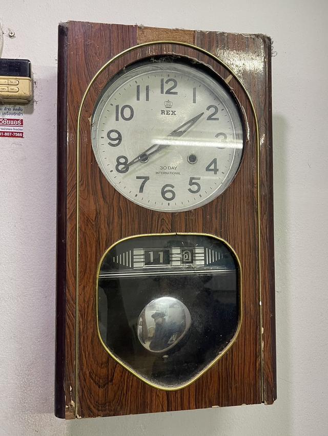 นาฬิกาไขลานโบราณ นาฬิกาแขวนผนังโบราณ ทรงสี่เหลี่ยม ตรามงกุฎ