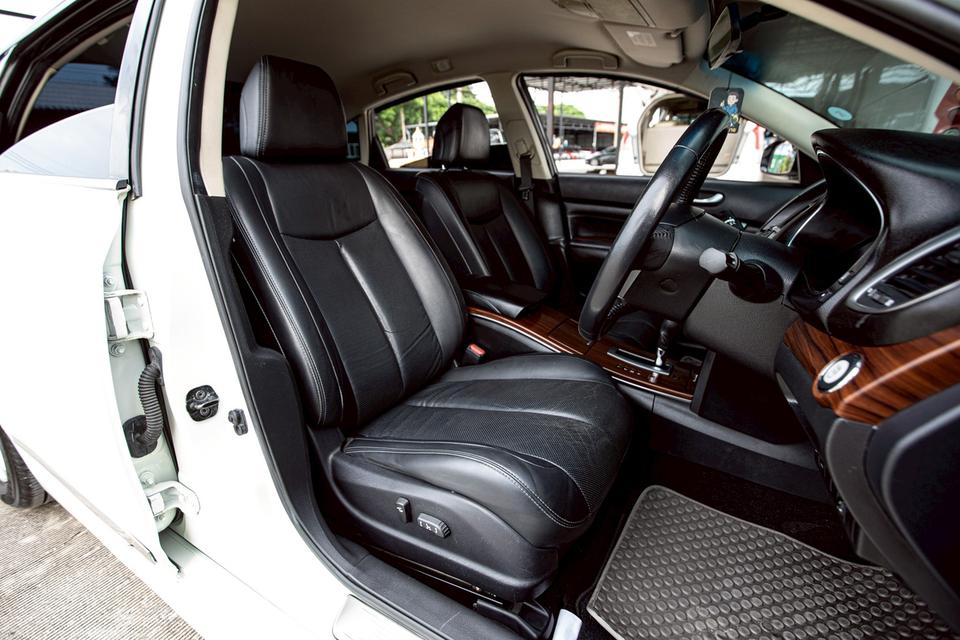 Nissan Teana 200XL สีขาว ปี 2011 ภายในดำ  12