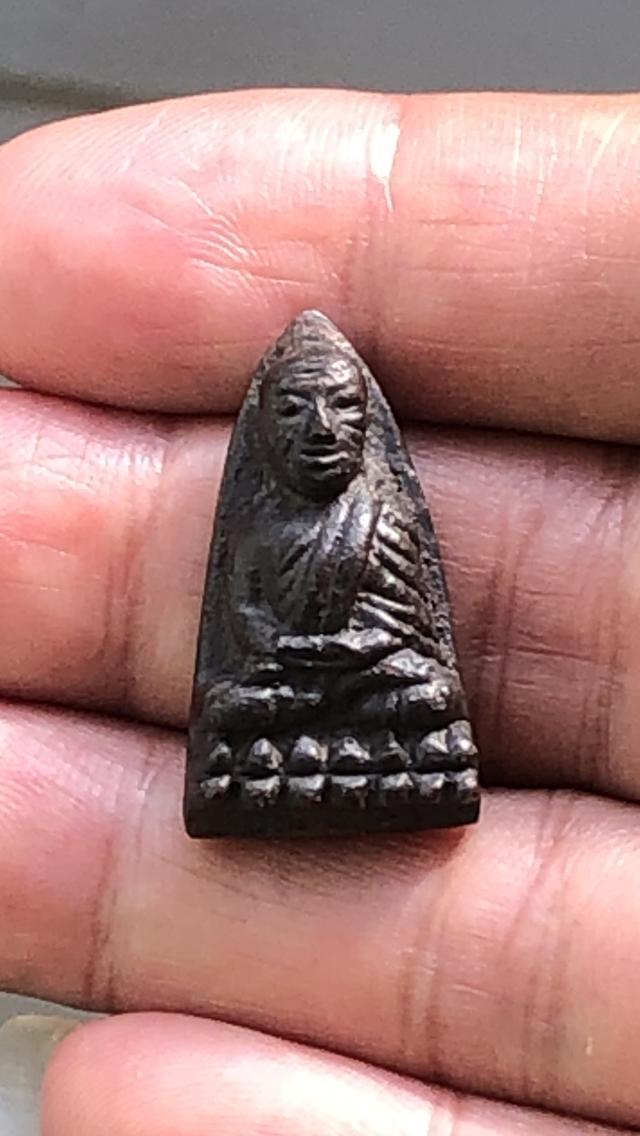 พระหลวงปู่ทวดหลังเตารีดเล็กอาปาเช่แข้งขีด วัดช้างให้ ปี2505
