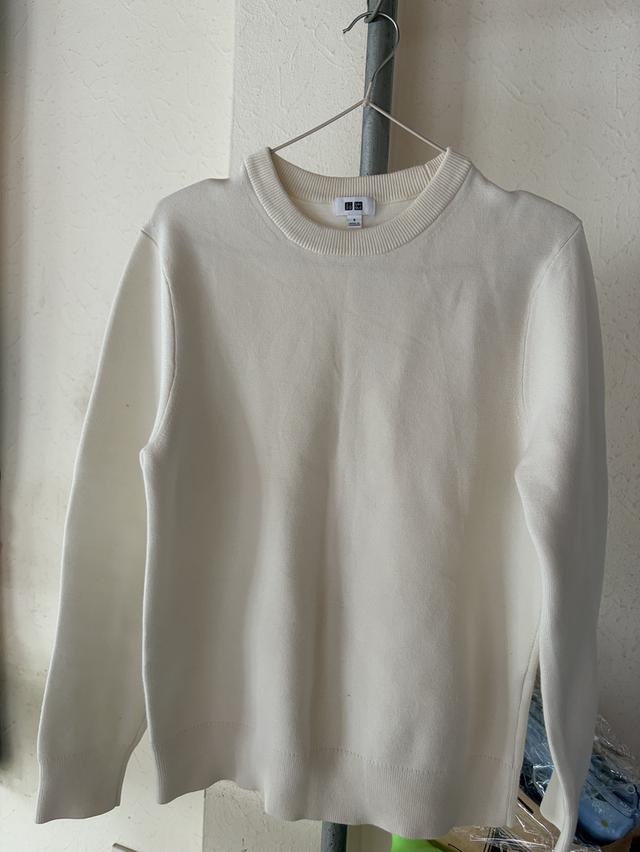 เสื้อสเวตเตอร์uniqloสีขาว