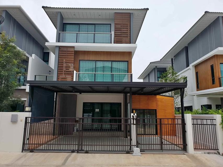 P504 ให้เช่า บ้านแฝด 3 ชั้น โครงการ ศุภาลัย เอสเซ้นส์ ลาดพร้าว ซอยลาดพร้าว 107 Supalai Essence Ladprao ให้เช่าบ้านเปล่า ใกล้เดอะมอลล์บางกะปิ