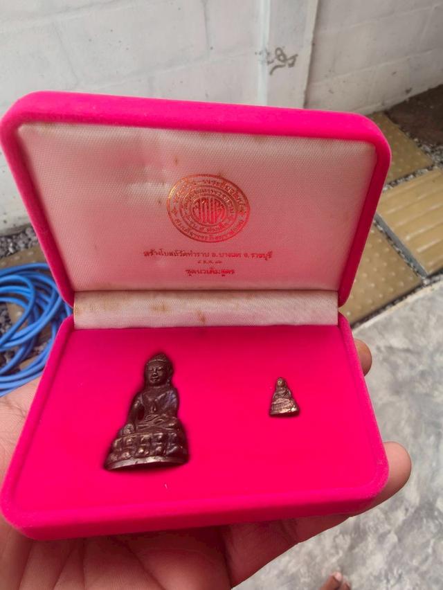 พระกริ่ง( สมเด็จพระสังฆราชแพ) รุ่น 5 สมเด็จ วัดสุทัศน์เทพวนารามฯ ปี 2536 เนื้อนวะโลหะเต็มสูตร ออกวัดท่าราบ จ.ราชบุรี หมายเลข 557 พร้อมกล่องเดิม