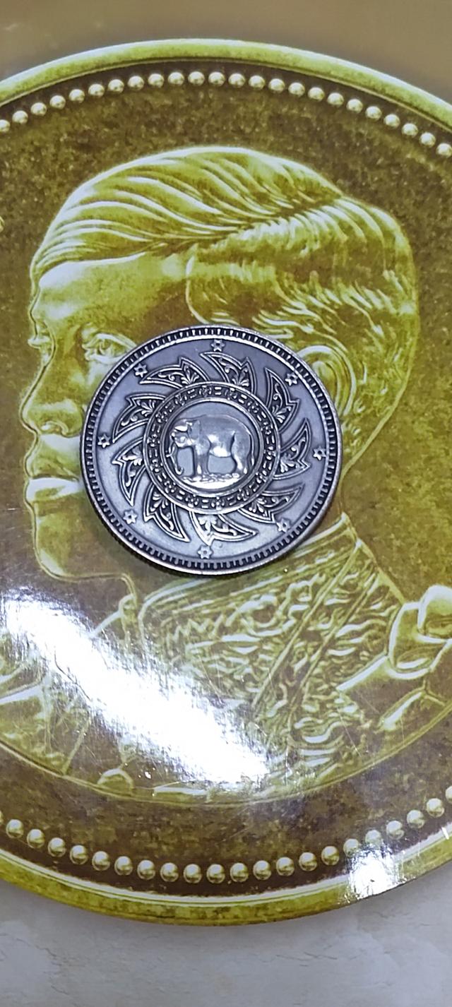 เหรียญกษาปณ์โลหะขาว ชนิดบาท พระจุลมงกฎ ข้างในพระแสงจักร พ.ศ. 2412 2