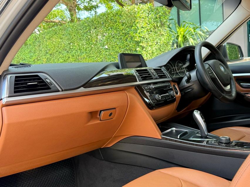 2017 BMW 320D F30 LCI รถมือเดียวป้ายแดง รถออกศูนย์ BMW THAILAND รถวิ่งน้อย เข้าศูนย์ทุกระยะ รถไม่เคยมีอุบัติเหตุครับ รูปที่ 12