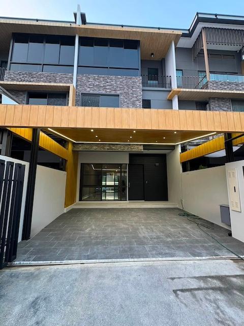 MTR99 ขาย/เช่าทาวน์โฮมหรู 3 ชั้น 224 ตร.ม. ตกแต่งครบ มี Sky Hall Penthouse, Walk-in Closet, แอร์ 6 เครื่อง และรองรับ EV Charger 1