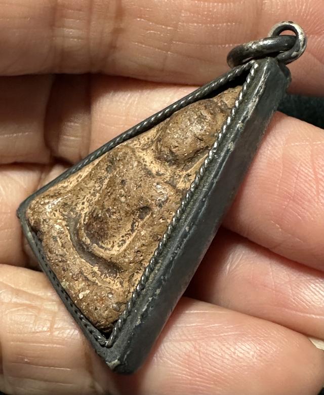 พระนางพญา พิมพ์เข่าโค้ง เลี่ยมเงินโบราณ รูปที่ 3