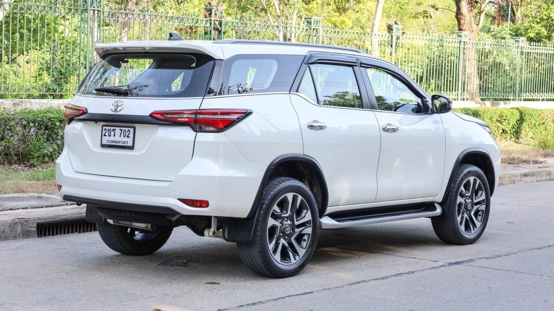 Toyota FORTUNER 2.4 V ปี 2021 สีขาว  3