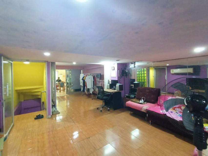 อาคารพาณิชย์ทำเลดีติดถนนสวนผัก 11