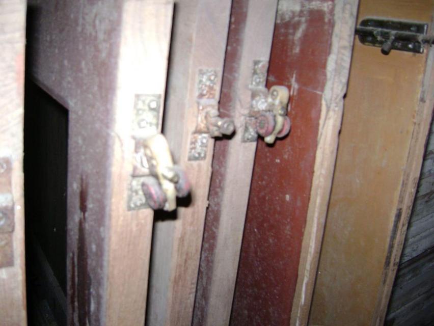 ขาย/หรือแลกเปลี่ยน/ บานประตูหน้าต่างไม้สัก พร้อมวงกบไม้แดง มือสอง 4