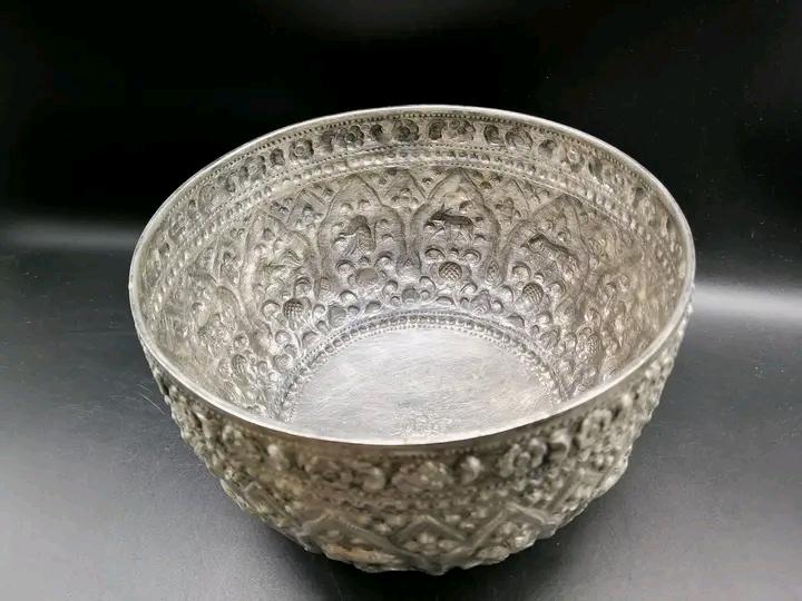 ขันเงิน เงิน 70-80% เงินดี ลายโบราณบาย 12 นักษัตริย์ เจ้าของขัดมาแล้ว ไม่รั่ว ไม่ซ่อม กว้าง 7.5" หนัก 276.6 กรัม ราคา 4,800 บาทรวมส่ง รูปย่อยที่ 2