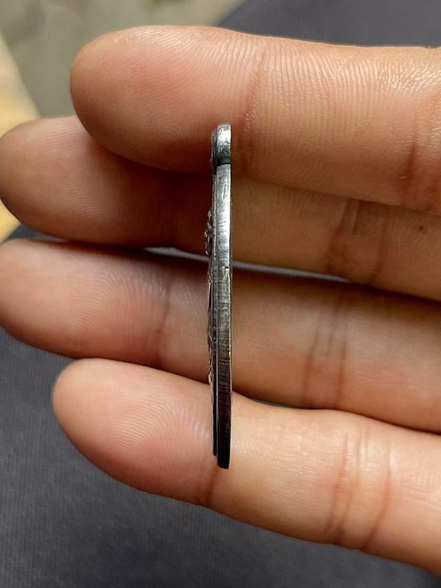 เหรียญหลวงพ่อคูณ รุ่นสร้างบารมี ปี19 เนื้อเงิน ไม่ตัดปีก