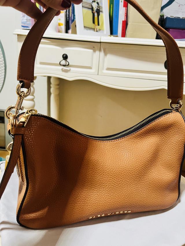 “Marc Jacobs Soft Shoulder Bag หนังแท้ สายโลโก้ สีน้ำตาล” รูปที่ 4