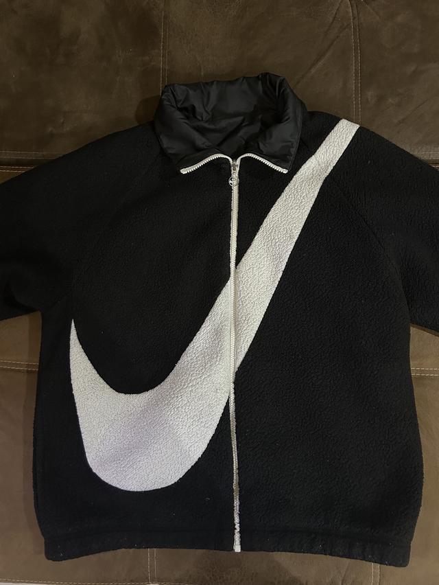 Nike Reversible Fleece Coat jacket Black.Details : Biglogo ใส่ได้2ด้าน เฟี้ยวๆเลยครับกันลมกันเเดดกันหนาว📌📌📌Size: M 25.5/27.5