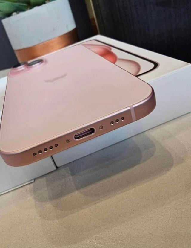 โทรศัพท์ iPhone 15 สีชมพู