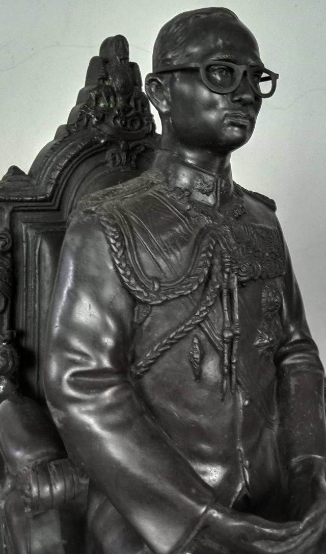 569.พระบรมรูปหล่อในหลวงรัชกาลที่ 9 พระบาทสมเด็จพระปรมินทรมหาภูมิพลอดุลยเดช ทรงประทับนั่งบัลลังก์ 9