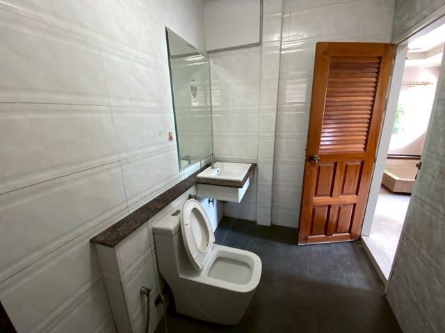 ให้เช่าบ้านเดี่ยว 2 ชั้น 160 ตร.วา ซอยลาดพร้าว 48 เข้าออกได้ทั้งลาดพร้าว สุทธิสาร ใกล้ BTS ภาวนา เหมาะอยู่อาศัยหรือทำสำนักงาน จอดรถรวมได้ 7 คัน 4