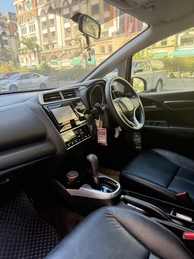 Honda JAZZ ปี2019รถบ้านเจ้าของขายเอง ไมล์เพียง74445โล เข้าศูนย์ตลอด 370000 รูปที่ 6