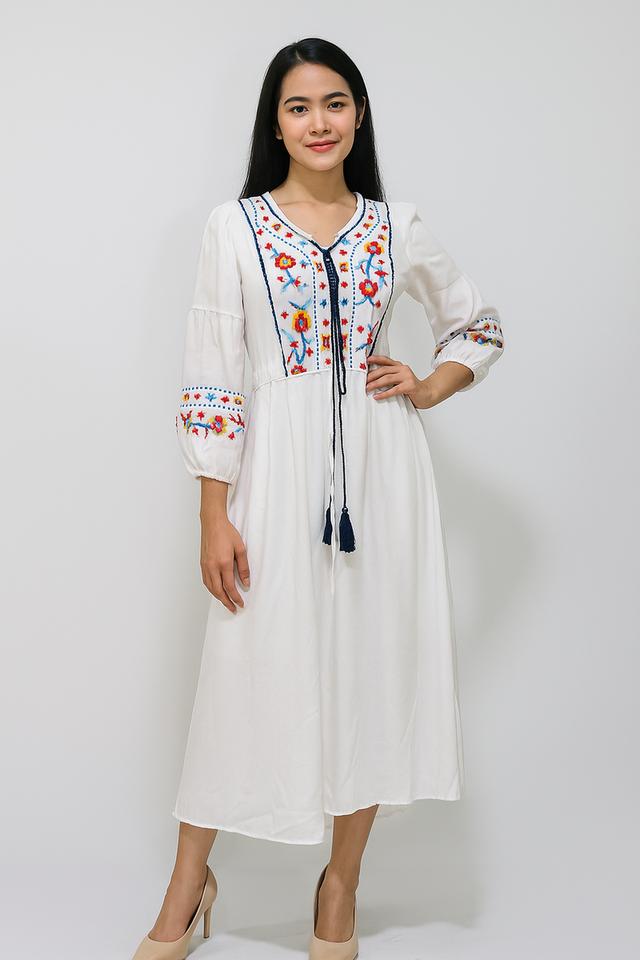 เดรสแม็กซี่ยาวปักลายดอกไม้สไตล์โบฮีเมียน (Boho Embroidered Maxi Dress – White)_@SP016