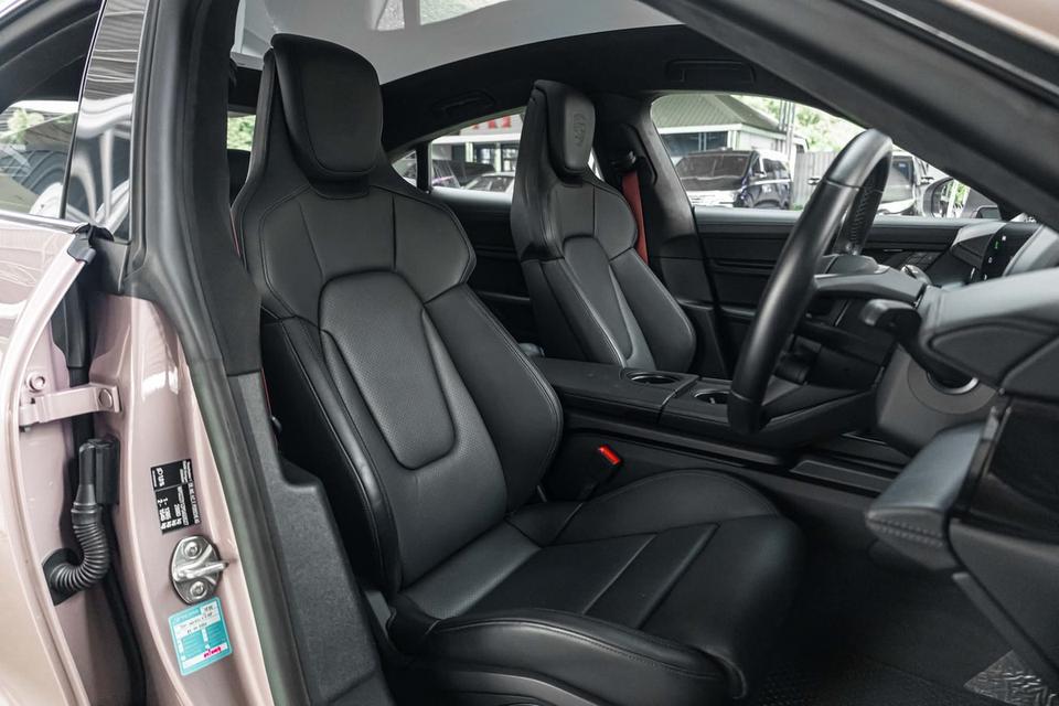 Porsche Taycan Turbo (2023) 9