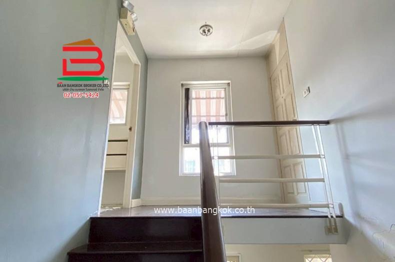 ทาวน์โฮม ซิตี้ทาวน์โฮมลาดพร้าว 80 (ใกล้ตลาดสะพานสอง) เนื้อที่ 22.8 ตรว. แขวงวังทองหลาง เขตวังทองหลาง 8