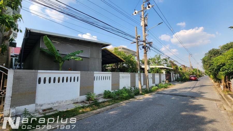 68040538 : ขายบ้านเดี่ยว 2 ชั้น พร้อมอาคารอเนกประสงค์ บนที่ดินขนาด 141 ตร.ว. หมู่บ้านพลายรัตนะ ถนนพหลโยธิน 54/1 แยก 6 สายไหม กรุงเทพ 3