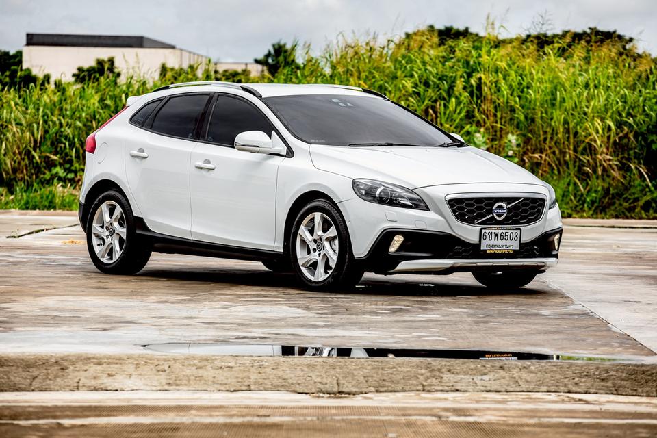 Volvo V40 T5 S 2.0 AT ปี 2014 สีขาว สภาพดีมากๆ