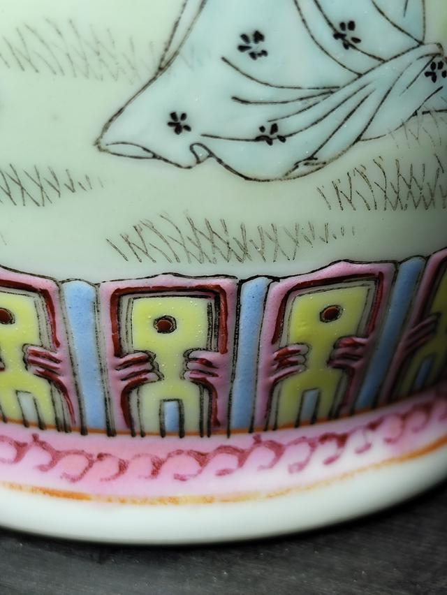แจกันกระเบื้องเคลือบกังไส (Chinese Porcelain Vase) ซึ่งเป็นงานศิลปะที่มีลักษณะเด่นแบบจีน โดยเฉพาะงานในกลุ่ม เบญจรงค์จีนหรือแฟมิลโรส (Famille Rose) รูปที่ 6