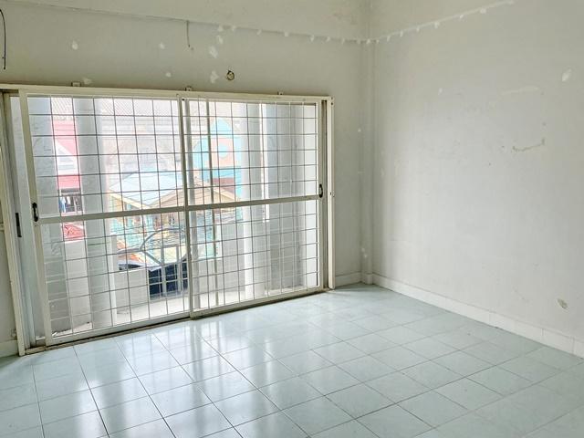 Lotus อาคารพาณิชย์ 3.5 ชั้น Big C เคหะร่มเกล้า 150 ม. 7-Eleven 50ม. 2แห่ง 3นอน 3น้ำ 20ตรว. 280ตรม. ให้เช่า ราคา 11,999 บ 7