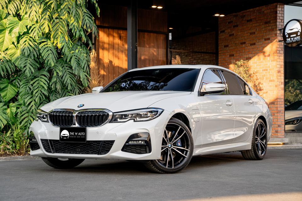 BMW 330e M Sport Plug-in Hybrid  รุ่น G20 ปี2021 💥𝟐𝟏,𝐱𝐱𝐱 𝐤𝐦.! เป๊ะทุกด้าน ปังทุกมุม  พร้อม𝐁𝐒𝐈&𝐖𝐚𝐫𝐫𝐚𝐧𝐭𝐲 👍🏼✨