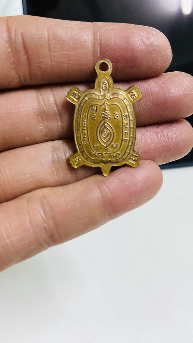 พญาเต่าเรือน หลวงปู่หลิว วัดไร่แตงทอง รุ่นไตรมาสเล็ก 2536 เนื้อนวะโลหะ เนื้อออกแก่ทอง สภาพสวย