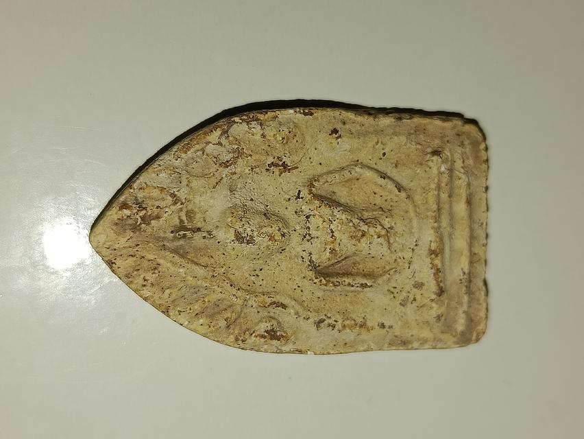  พระขุนแผน ซึ่งเป็นพระเครื่องยอดนิยมของไทย  พระขุนแผนมีหลากหลายพิมพ์ทรงและขนาด โดยองค์ในภาพอาจเป็นพิมพ์พิเศษหรือสร้างโดยสำนักใดสำนักหนึ่ง  เชื่อกันว่า