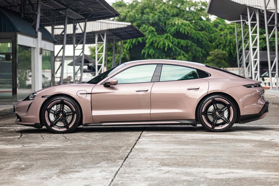 Porsche Taycan Turbo (2023) 3