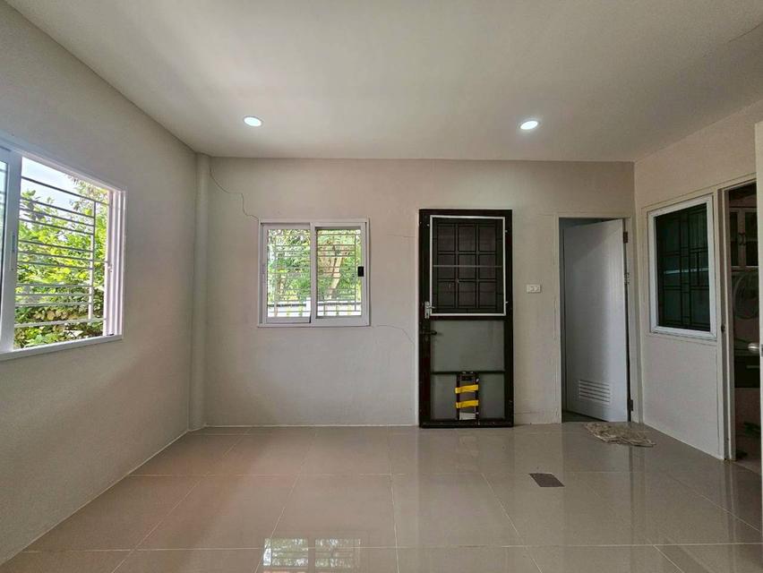 บ้านแฝดในอยุธยา ติดถนนสายเอเชีย เนื้อที่ 28.5 ตรว.  3 ห้องนอน  2 ห้องน้ำ 1 ห้องครัว 2 ที่จอด 7