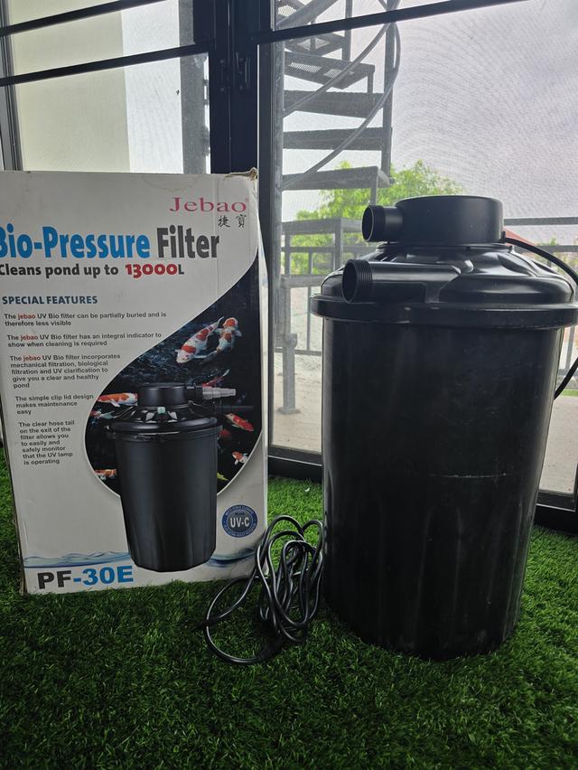 ดัน 13,000ลิตร (Bio-Pressure Filter) ยี่ห้อ Jebao รุ่น PF-30E ครับ เป็นถังกรองยอดนิยมสำหรับคนทำบ่อปลาขนาดกลาง เพราะติดตั้งง่ายและดูแลไม่ยุ่งยาก  ภายใน รูปที่ 2