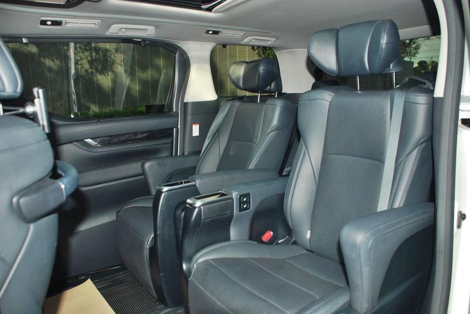  Toyota ALPHARD 2.5 SC PACKAGE ปี 2020 สีขาวมุข เบนซิน ไมล์ 61,000 กม. 2