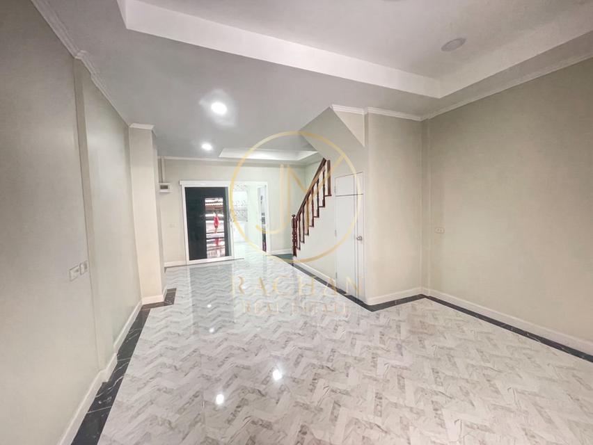 B69-294 ขายด่วน ทาวน์เฮาส์  2 ชั้น  บ้านรีโนเวทใหม่ หมู่บ้านจิตตกาญจน์ เนื้อที่ 16 ตร.ว พื้นที่ใช้สอย 110 ตร.ม 2 ห้องนอน 2 ห้องน้ำ 1 ห้องครัว 5