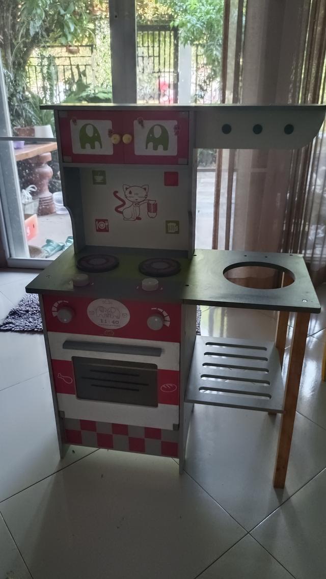 ของเล่นเด็ก ชุดครัวกับชั้นที่เก็บของเล่นยีราฟ