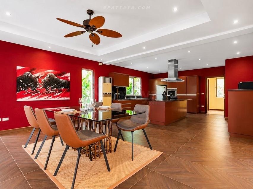 Siam Royal View Pattaya, an exclusive residential project positioned on one of Pattaya’s high viewpoints. Spacious private residence with large living 3