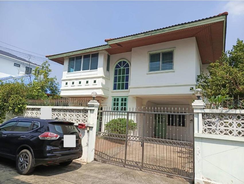 บ้านเช่าลาดพร้าว ให้เช่าบ้านใกล้รถไฟฟ้าโชคชัย4 เข้าออกได้2ทาง ฝั่งถนนลาดพร้าววังหิน,ถนนโชคชัย4 บ้านเดี่ยวหลังมุม 4นอน 2น้ำ แอร์3ตัว ตู้เย็น 2เครื่อง 2