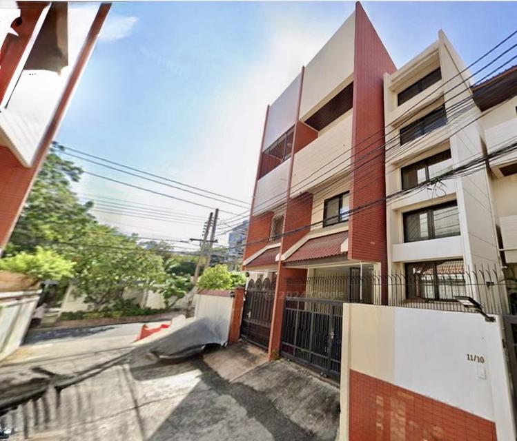 [For Rent] Townhouse in soi Sukhumvit 43, 300m. from main road