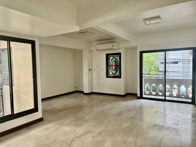 ให้เช่า Home Office 4 ชั้น + ดาดฟ้า หลังริม 500 ตรม. 8 ห้องใหญ่ ซอยสุขุมวิท 4 ใกล้ BTS นานา 4