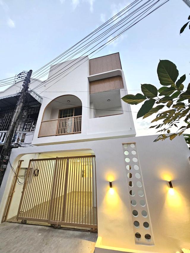 🏡🎉 ทาว์เฮ้าส์สองชั้น รีโเนวทใหม่ ตกแต่งพร้อมอยู่ ทำเลใกล้เมือง #ช้างเผือก - ราคา 2.49 ล้านบาท 🔥新建房屋出售 2 卧室 3 卫生间 - 价格 2.49 MB 🔥 1