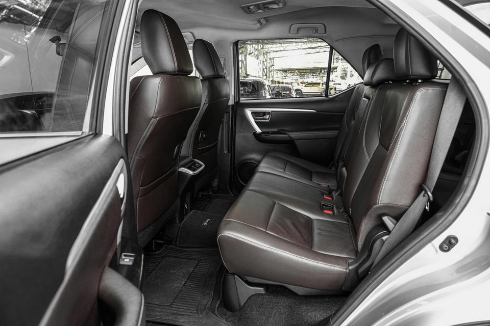 2018 TOYOTA FORTUNER 2.4 V 4WD สีเทา ไมล์ 147768 กม.  19