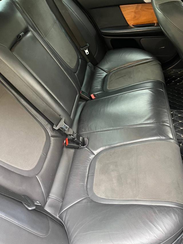 Jaguar สีดำ Xf 2.2 ปี 2012 16