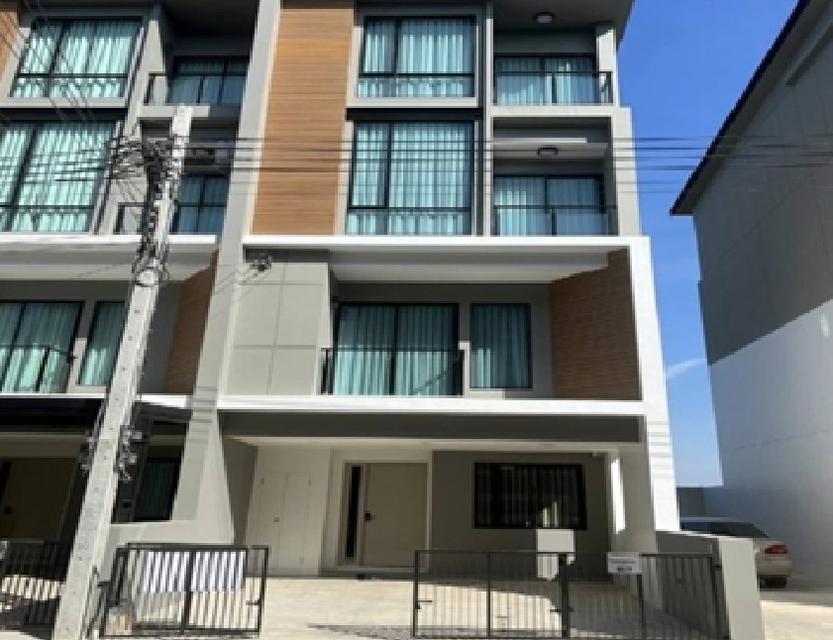 ให้เช่าทาวน์โฮม 3.5 ชั้น โครงการ พรีเมียม เพลส พหลโยธิน รามอินทรา หลังมุม / ถนนเทพรักษ์ 1