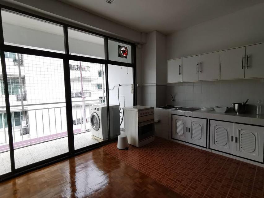 Low-rise Apartment in Sukhumvit 31 about 1 Km. from Phrom Phong BTS 3