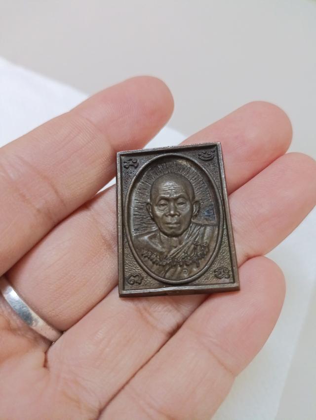 เหรียญหล่อสี่เหลี่ยม หลวงพ่อคูณ ปริสุทฺโธ รุ่น “ลายเซ็น” วัดบ้านไร่ อ.ด่านขุนทด จ.นครราชสีมา พ.ศ.๒๕๓๖ สภาพสวย ตอกโค้ด เลข 67