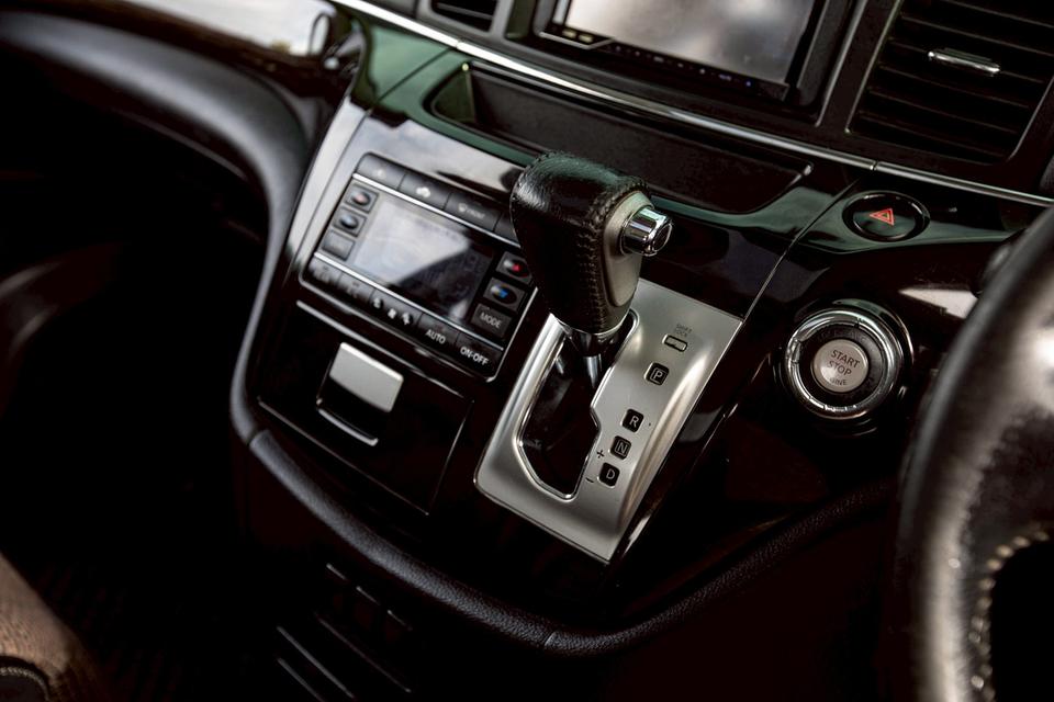 Nissan Elgrand 2.5 ปี 2012 สีขาว 7 ที่นั่ง ประตูสไลด์ไฟฟ้า 19